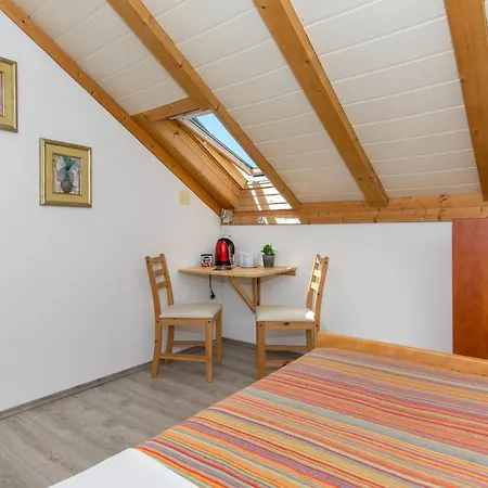 Tomato Old Town Entrance Дубровник